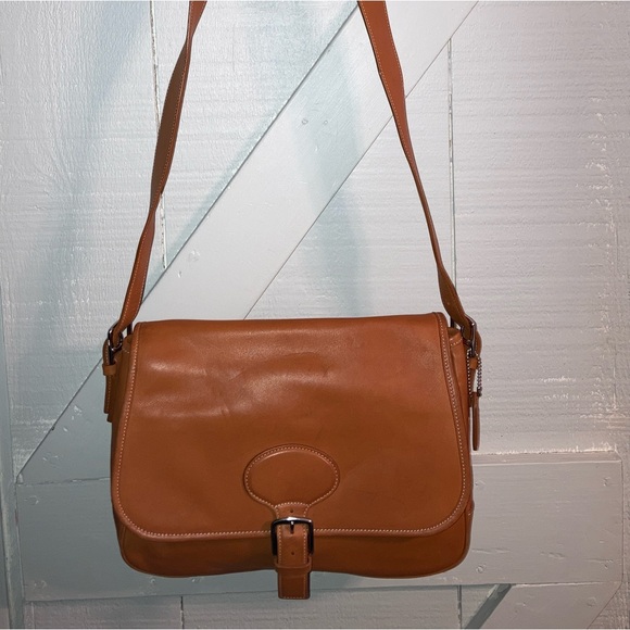 Coach Handbags - VINTAGE Coach Hampton Tan crossbody medium messenger K1S-7750